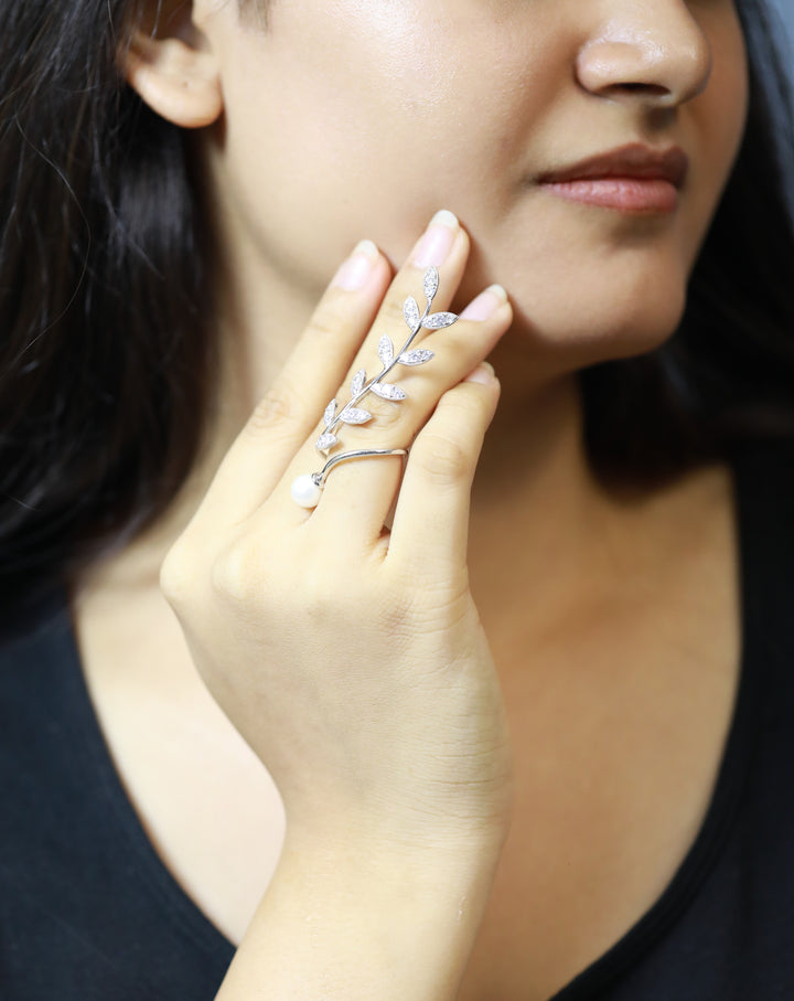 92.5 Sterling Silver Leaf Motif Finger Ring 15543