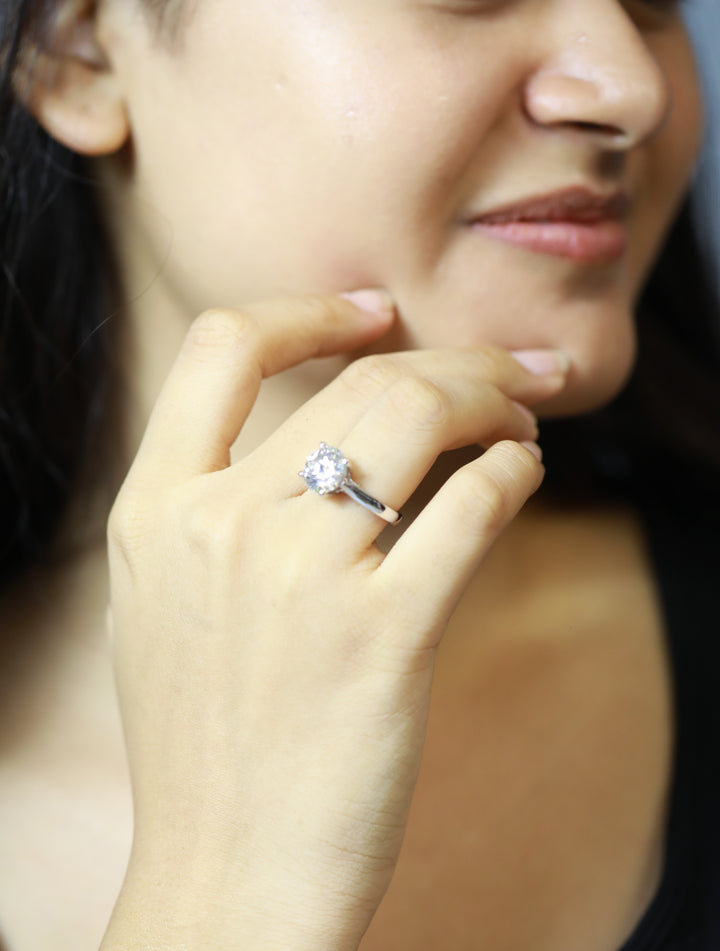 92.5 Sterling Silver Elegant Round Solitaire Finger Ring 6783